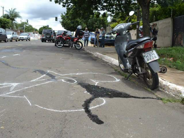 Acidente entre carro e moto deixa uma pessoa ferida no Marcos Roberto