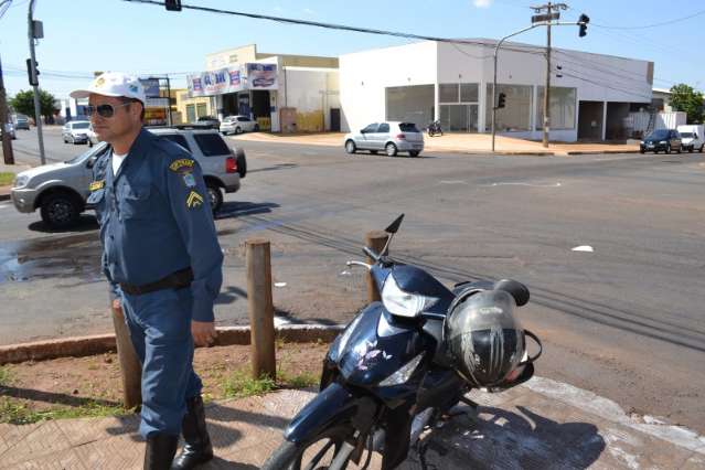Homem sofre traumatismo craniano em acidente entre duas motos
