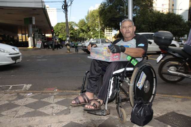 Deficientes disputam com &quot;pessoas normais&quot; vagas especiais na Capital