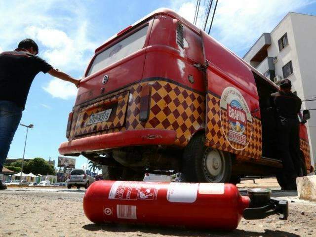 Sem extintor, kombi da Brahma pega fogo e ve&iacute;culos param para ajudar