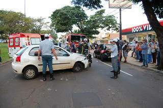 Policias de Trânsito destombaram o Pálio para liberar a Afonso Pena (Foto: Ítalo Milhomem) 