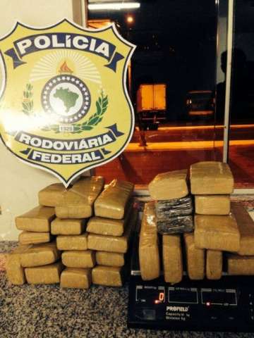 Jovem leva p&oacute; branco acreditando ser coca&iacute;na e acaba preso na BR-463 