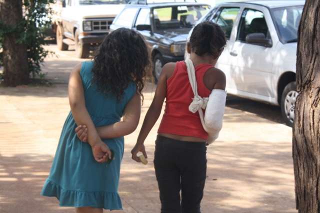 Menina quebra o bra&ccedil;o em 3 partes e fica na escola 2 horas sem socorro