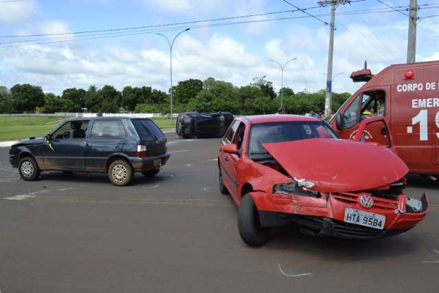 Motorista invade preferencial e acerta dois outros ve&iacute;culos na Vila Piratininga