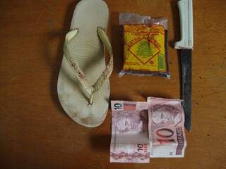 A faca utilizada no crime e um pacote de fumo e os chinelos de Cirilo foram encontrados pelos policiais dentro da casa de Armando. (Foto: divulgação)