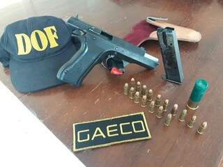 Pistola e munições apreendidas durante operação (Foto: Gaeco/Divulgação)