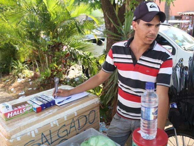 Ambulantes tentam renda extra, mas reclamam de vendas fracas 