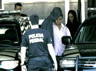 Hamilton chegando a sede da Polícia Federal em Campo Grande (Foto: Saul Schramm)