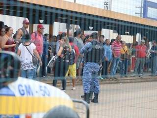 Atraso de ônibus no terminal Morenão revoltou passageiros neste feriado (Foto: Marcos Maluf)