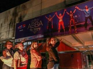 As quatro amigas, Cristiane, Neuza, Terezinha e Theodora são fãs de Abba (Foto: Henrique Kawaminami)