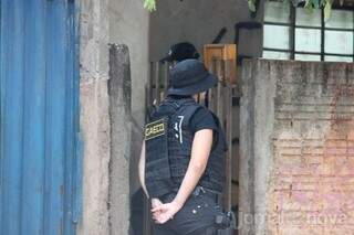 Agentes do Gaeco durante buscas em casa de Nova Andradina nesta manhã (Fotos: Jornal da Nova)