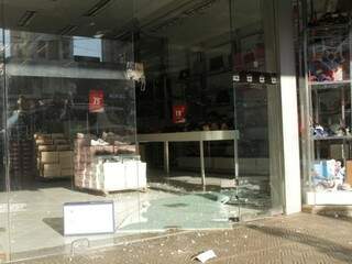 Porta de vidro foi quebrada com pedras (Foto: Kísie Ainoã)