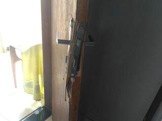 Porta da cozinha foi arrombada pelos bandidos (Foto: Arquivo Pessoal)