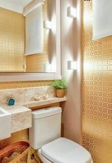 O toque de requinte no banheiro ficou por conta do papel de parede dourado. (Foto: Vinicius Ferzeli)