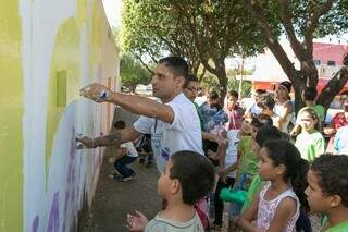 Guto Naveira durante a oficina de grafite para crianças (Foto: Divulgação/Sectei)