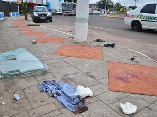 Na calçada, estilhaços do veículo, sangue e lata de cerveja. No poste também ficaram marcas. (Foto: João Garrigó)