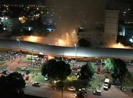 Incêndio destrói barracas de centro comercial na fronteira com o Paraguai 