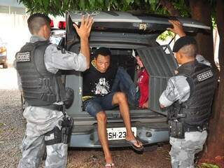 João cunha, de camiseta preta, havia saído do presídio no dia 4 de dezembro, onde cumpria pena por roubo e receptação. (Foto: João Garrígó)
