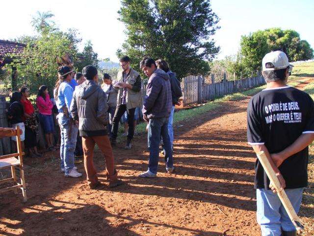 Produtores rurais tentam retomar fazenda, &iacute;ndios resistem e um morre