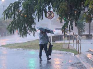 Campo Grande amanheceu com chuva nesta quinta-feira (4). (Foto: Henrique Kawaminami)