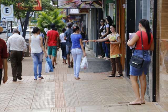 Em &eacute;poca de &ldquo;vacas magras&rdquo;, com&eacute;rcio deve faturar 20% menos no Natal de 2015