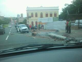 Foto tirada por leitor minutos depois do acidente acontecer na Afonso Pena. (Foto: Carol Coqueiro)