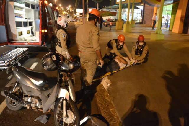  Condutor foge ap&oacute;s colis&atilde;o com moto; piloto &eacute; arremessado contra outro ve&iacute;culo
