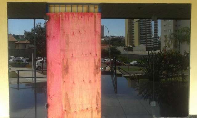 Enquanto nova porta n&atilde;o chega, tapume protege entrada da C&acirc;mara