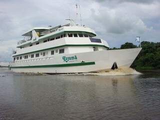 Um dos barcos-hotéis que levam turistas para pescar em Corumbá (Foto: divulgação / Joyce Tur)