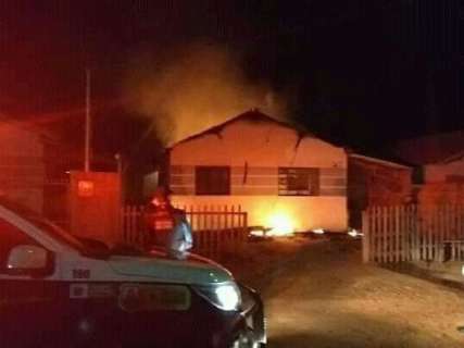 Incêndio destrói casa popular em município da região sul 