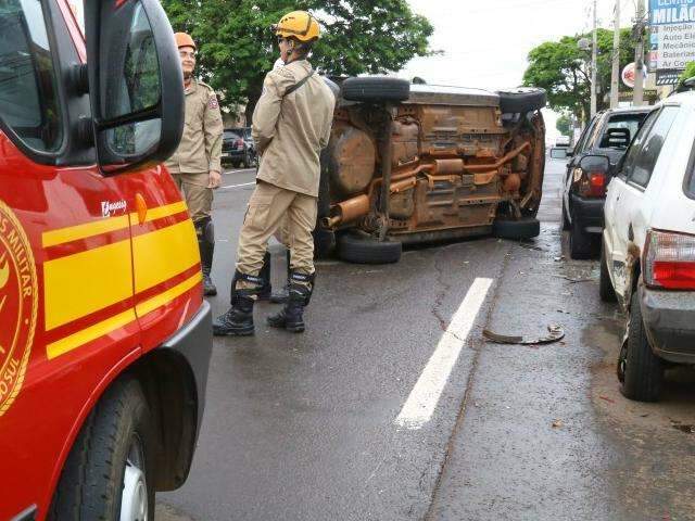Homem capota carro durante crise de labirintite na rua Bahia
