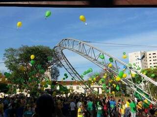 Protesto teve balões com nomes de políticos acusados de corrupção. (Foto:Helio de Freitas)