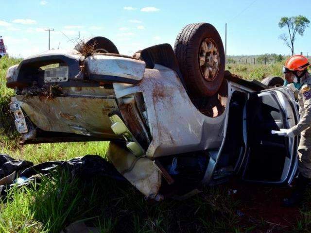 Condutor perde controle de caminhonete e capota na rodovia MS-338