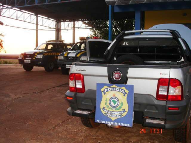  PRF recupera dois carros furtados e prende duas pessoas com mandado em aberto