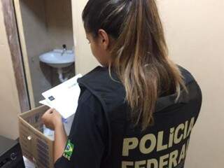 Agente da PF faz buscas na prefeitura de Paranhos (Foto: Divulgação)