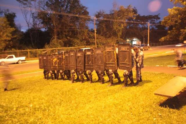 Tropa de choque da PM treina na entrada do Parque dos Poderes