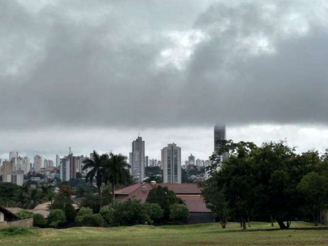 C&eacute;u nublado e chuva adiam entrega de playground constru&iacute;do no Bairro Caiob&aacute;