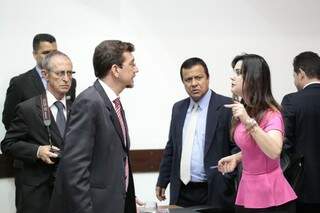 Deputado Pedro Kemp tenta acalmar Mara Caseiro sob o olhar atento de Amarildo Cruz (Foto: Divulgação)