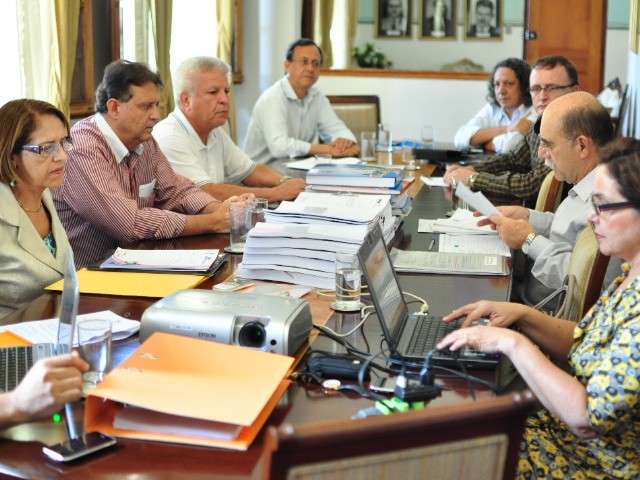 Em reuni&atilde;o de transi&ccedil;&atilde;o, equipe de Bernal recebe tr&ecirc;s caixas com documentos