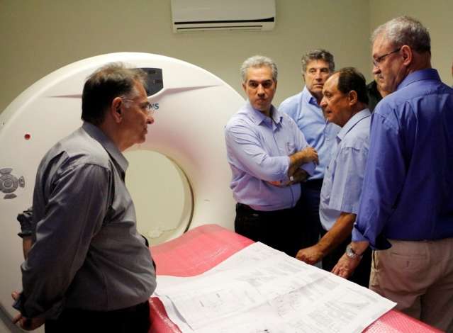 Reinaldo promete construir hospital e padre que fez cobran&ccedil;a agradece