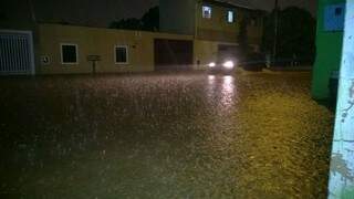 Chuva forte transformou rua Taquari em rio. (Foto: Direto das Ruas)