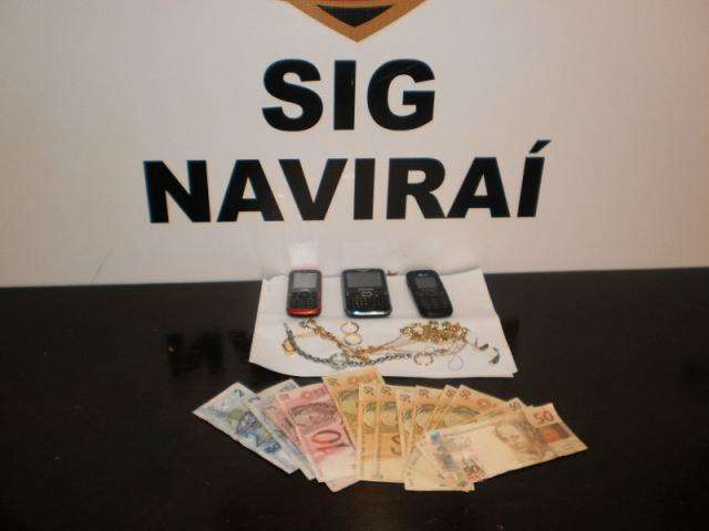 Casal &eacute; preso por fazer fam&iacute;lia ref&eacute;m e roubar camionetes em Navira&iacute;