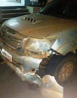 Houve troca de tiros e o jovem de 20 anos, que conduzia a Toyota Hilux, se envolveu em uma colisão e acabou preso, confessando o crime. (Foto: Divulgação 5º BPM)