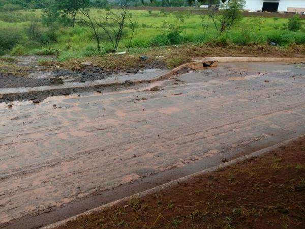 Carro &eacute; arrastado por enxurrada e chuva danifica asfalto de avenida