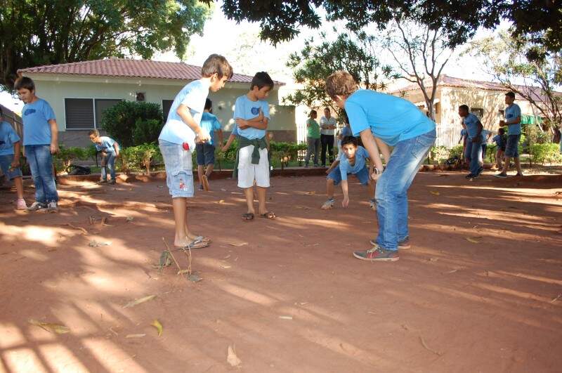 Apesar de toda a tecnologia disponível e de fácil acesso em Campo Mourão,  na Região Centro-Oeste do Paraná, o jogo de bolinha de gude ainda fascina  crianças do interior. Na foto, os