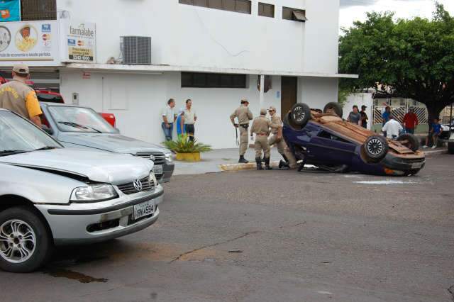  Carro capota ap&oacute;s motorista desrespeitar sinaliza&ccedil;&atilde;o na Rui Barbosa