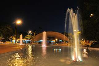 Fonte luminosa musical da Praça Antonio João, em Dourados. (Foto: A. Frota)