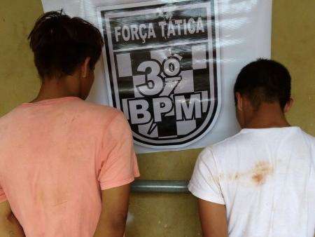 Jovens s&atilde;o detidos ap&oacute;s esfaquearem adolescente para roubar bicicleta