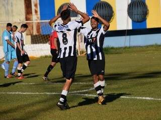 Jogadores do Operário comemoram goleada sobre time da Capital (Foto: Noé Faria)