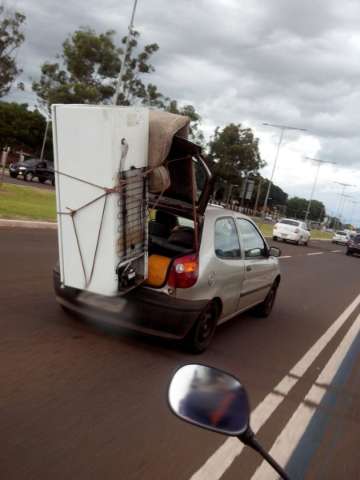 Geladeira &eacute; transportada no porta malas de Palio em avenida